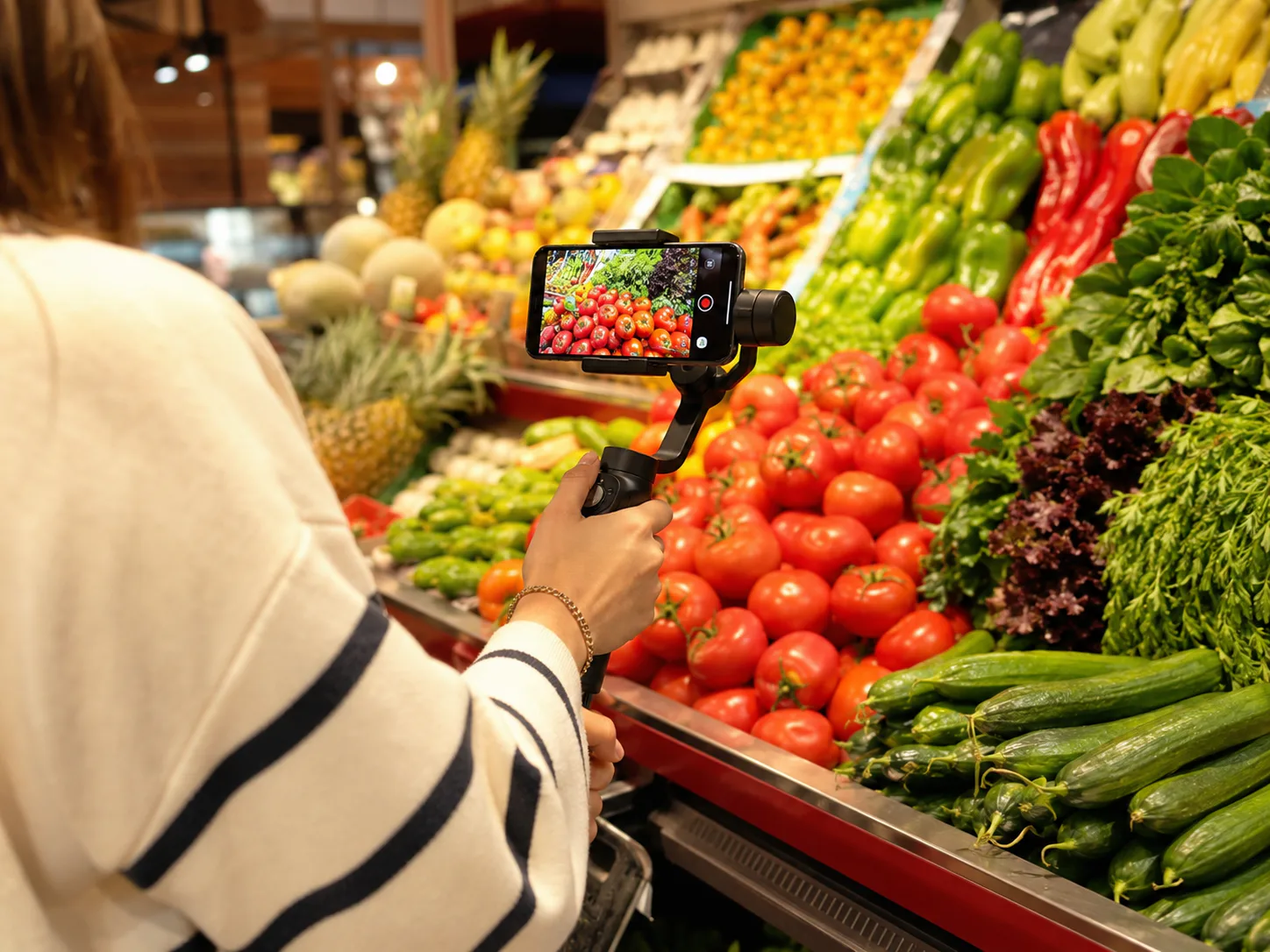 Videoproduktion mit Smartphone-Gimbal im Supermarkt